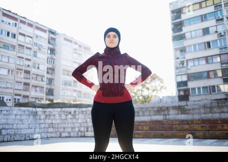 Entschlossene muslimische Frau, die fest steht Stockfoto