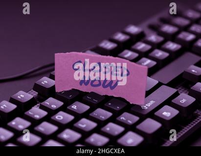 Inspiration mit Schild geschlossen Jetzt. Wort geschrieben auf einem Geschäft, das aufgehört hat, besonders für einen kurzen Zeitraum zu handeln, indem es Online-Website tippt Stockfoto