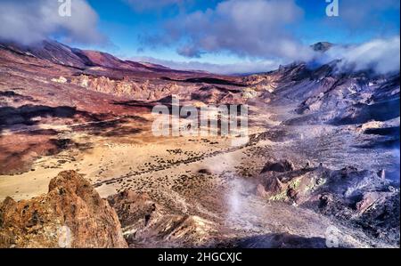 Blick auf die einzigartige Felsformation auf dem berühmten Gipfel des Teide. Teide-Nationalpark, Teneriffa, Kanarische Inseln, Spanien. Stockfoto