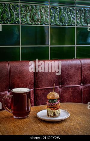 Der Coach Burger mit Cheddar, Pulled Pork und Dill Pickle im Coach in Marlow, Buckinghamshire, Großbritannien Stockfoto