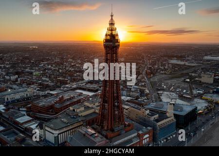 Blackpool, Lancashire, Großbritannien. 20th. Januar 2022. Sunrise schlägt hinter dem Blackpool Tower und quer durch Lancashire, während England aus den Plan B Covid-Beschränkungen herauskommt. 20th. Januar 2022 Credit: Tom McAtee/Alamy Live News Stockfoto