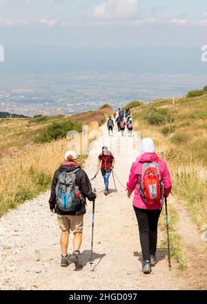 Menschen wandern auf einem Wanderweg am Schwarzen Gipfel bei 2290m in Vitosha Berg mit Blick auf Sofia, Bulgarien Stockfoto