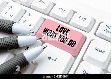 Handschrift Text Liebe was du tust. Word for hat Leidenschaft und Enthusiasmus bei der Arbeit Hingabe Typing Firewall Program Codes, Schreibregeln Stockfoto