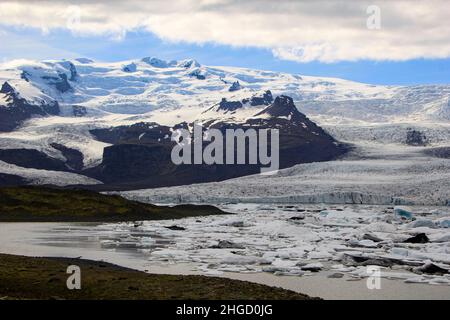 Fjallsárlón Gletschersee mit Fjallsjökull und Öræfajökull im Hintergrund, Vatnajökull Nationalpark, Island Stockfoto