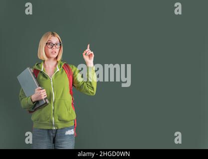 Universitätsstudentin, die ins College geht. Lustige junge Lehrerin im Klassenzimmer. Teilnehmer bereitet sich auf die Prüfung oder Prüfung vor. Junge Lehrerin. Stockfoto