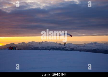 Fallschirm bei Sonnenuntergang über der magischen Insel Lofoten im Norden Norwegens, Skandinavien Stockfoto