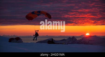 Fallschirm bei Sonnenuntergang über der magischen Insel Lofoten im Norden Norwegens, Skandinavien Stockfoto