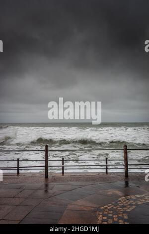 Dramatisches Meer an der Freshwater Bay bei stürmischem Wetter im Winter 2022, Freshwater, Isle of Wight, Hampshire, England, VEREINIGTES KÖNIGREICH Stockfoto