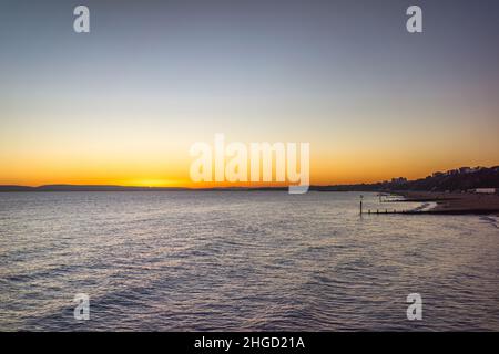 Boscombe Beach farbenfroher, schöner blauer Sonnenuntergang im Winter 2022, Bournemouth, Dorset, England, Großbritannien Stockfoto