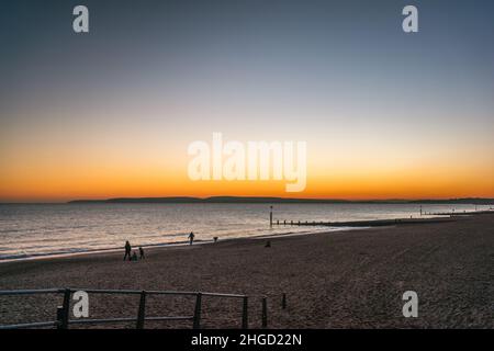 Boscombe Beach Bunte blaue Stunde Sonnenuntergang im Winter 2022, Bournemouth, Dorset, England, Großbritannien Stockfoto