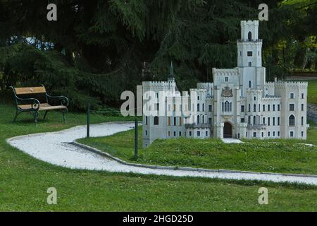 Miniatur der Burg Hluboka nad Vltavou im Miniaturpark Bohominium in der Nähe von Marienbad, Region Plzeň, Tschechische Republik, Europa Stockfoto