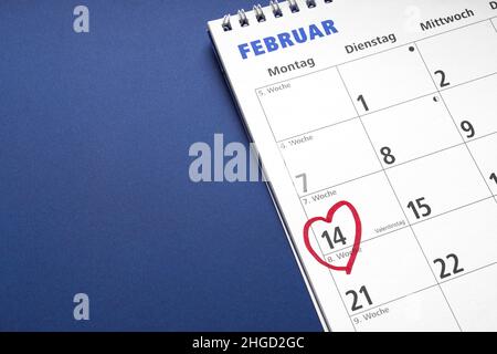 Rotes Herz gezeichnet um den 14. februar als Valentinstag oder Valentinstag Symbol auf deutschen Kalender Stockfoto
