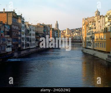 RIO OÑAR A SU PASO POR LA CIUDAD - FOTO AÑOS 90 -. Lage: AUSSEN. GERONA. SPANIEN. Stockfoto