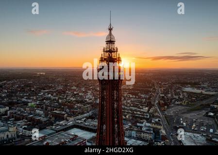 Blackpool, Lancashire, Großbritannien. 20th. Januar 2022. Sunrise schlägt hinter dem Blackpool Tower und quer durch Lancashire, während England aus den Plan B Covid-Beschränkungen herauskommt. 20th. Januar 2022 Credit: Tom McAtee/Alamy Live News Stockfoto