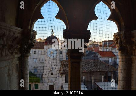 Blick von innen die Treppe im Kirchturm in Trogir Stockfoto