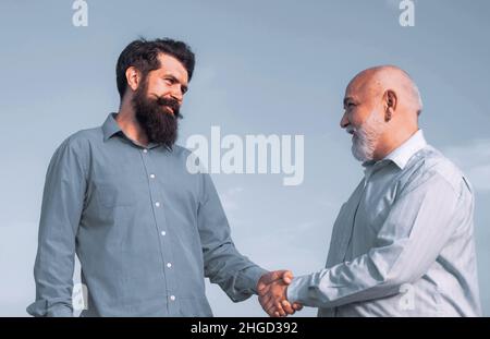 Männliches Porträt mit mehreren Generationen. Gealterter Vater. Familientradition. Generation von Menschen und Stadien des Aufwachsens. Großvater altert. Stockfoto