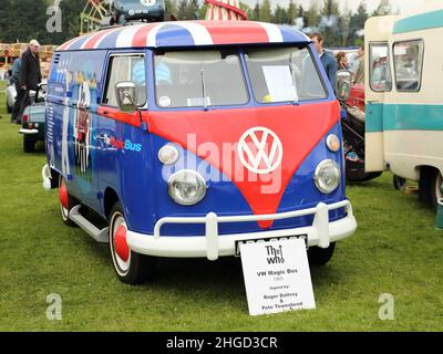 Der Magic Bus, ein Volkswagen-Bus mit geteiltem Bildschirm, in dem die WHO Großbritannien, Henley-on-Thames, Großbritannien, bereiste Stockfoto