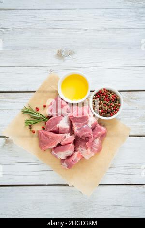 Rohes Schweinefleisch auf Holztisch in Stücke geschnitten Stockfoto