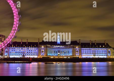 London Eye und County Hall, South Bank of River Thames, Westminster, London, Großbritannien Stockfoto