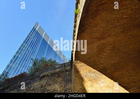 240 Blackfriars Road and Brick Railway Arches, Southwark, London, Vereinigtes Königreich Stockfoto