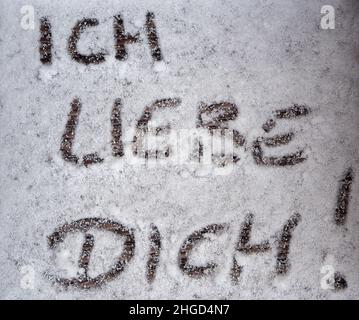 Nachricht Ich Liebe Dich im Schnee Stockfoto