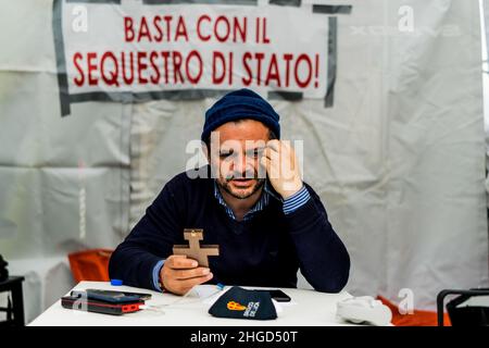 18. Januar 2022, Messina, Sizilien, Italien: Messina, Italien. 18. Januar 2022. Der Bürgermeister von Messina cateno De Luca protestiert gegen den Super Green Pass, der per Regierungserlass in Kraft getreten ist, weil er die territoriale Kontinuität Italiens blockiert. Der Bürgermeister besetzte friedlich einen Platz an der Werft Rada San Francesco, um einen Fehler zu beleuchten, der im Dekret gefunden wurde, nachdem er das Problem mehrmals an die Zentralregierung in Rom gemeldet hatte. De Luca zeltete mit seinem Zelt, ohne die Ausschiffung und das Einsteigen von Pendlern mit einem super grünen Pass zu behindern, die regelmäßig cro Stockfoto