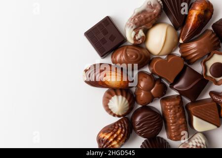 Verschiedene Pralinen auf weißem Hintergrund isoliert. Stockfoto