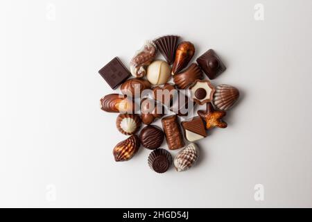 Verschiedene Pralinen auf weißem Hintergrund isoliert. Stockfoto