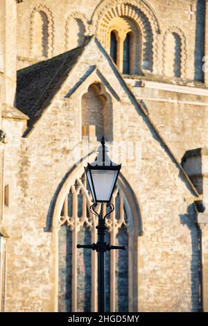 Lampenpfosten vor der St. John the Baptist Church bei Sonnenaufgang im Winter. Burford, Cotswolds, Oxfordshire, England Stockfoto