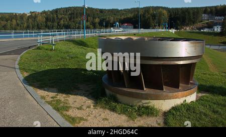 Wasserturbine am Staudamm des Lipno-Stausees im Böhmerwald, Bezirk Cesky Krumlov, Südböhmische Region, Tschechische republik, Europa Stockfoto