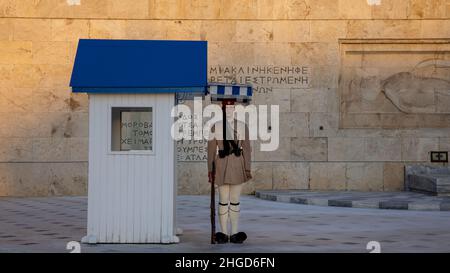 Soldat, der während des Sonnenuntergangs vor dem griechischen parlament stand Stockfoto