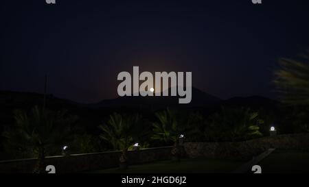 Den roten Mond auf kreta in der Nacht aufgenommen Stockfoto