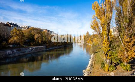 Sonniger Nachmittag im Herbst auf dem donaukanal in wien Stockfoto