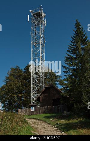 Telekommunikationsturm in der Nähe von Schloss Vitkuv Hradek am Lipno-Stausee im Böhmerwald, Bezirk Cesky Krumlov, Südböhmische Region, Tschechische republik, EU Stockfoto