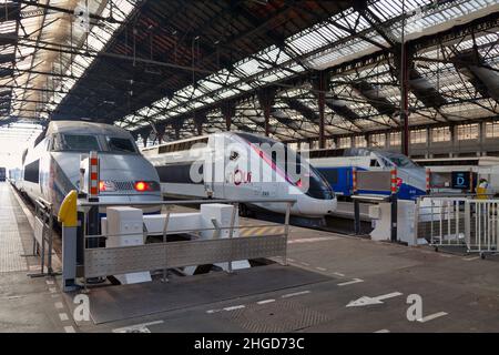 Paris, Frankreich - 21 2019. März: Vier TGV nebeneinander bereit für den Start am Gare du Nord. Stockfoto