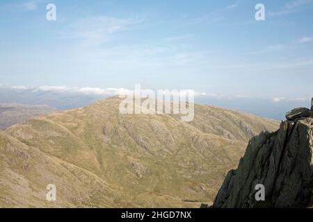 Wetherlam aus dem Great How Crags auf dem Weg zwischen dem alten Mann von Coniston und Swirl How in der Nähe von Coniston, dem Lake District Cumbria England Stockfoto