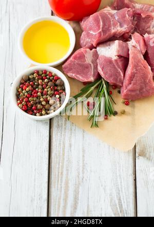 Rohes Schweinefleisch auf Holztisch in Stücke geschnitten Stockfoto