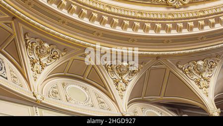 Kiew, Ukraine - 19. Dezember 2018: Interieur des Taras Schewtschenko National Opera and Ballet Theatre of Ukraine Stockfoto