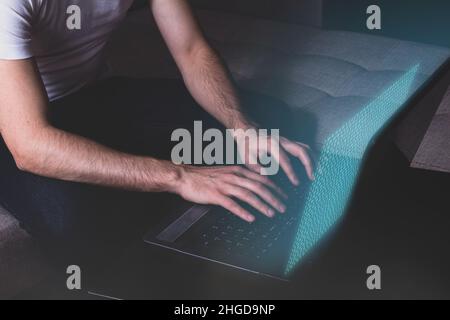 IT-Programmierer arbeiten nachts von zu Hause aus. Stockfoto