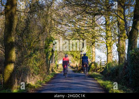 Mutter und Sohn fahren auf ruhigen Straßen im Bowland-Gebiet, Lancashire, Großbritannien. Stockfoto