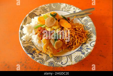 Nasi Rames. Eierreis mit Nudeln auf dem Tisch Stockfoto