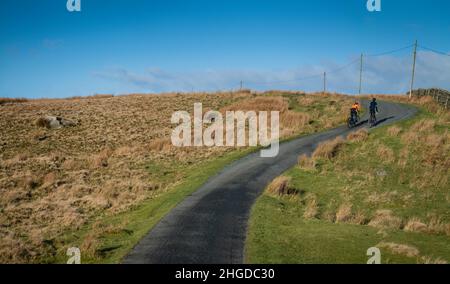 Mutter und Sohn fahren auf ruhigen Straßen im Bowland-Gebiet, Lancashire, Großbritannien. Stockfoto