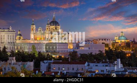 Madrid, Spanien. Panoramabild der Skyline von Madrid mit der Kathedrale Santa Maria la Real de La Almudena und dem Königspalast in der Dämmerung. Stockfoto