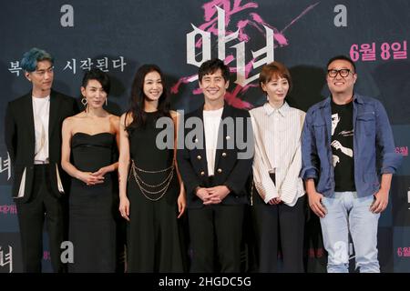 Vom linken Schauspieler Sung Jun, Schauspielerin Kim Seo Hyung, Kim OK bin, Schauspieler, Shin Ha Gyun, Schauspielerin Jo Eung Ji, Regisseur Jung Byeong Gil posieren für einen Fotoanruf während ihres neuen Films „Villainess“ Premiere am Theater in Seoul, Südkorea. Stockfoto