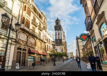 Las Palmas de Gran Canaria, Spanien - 3. Dezember 2021: Historische Straße, die zur Kathedrale Santa Ana und zum Platz Vegueta führt. Stockfoto