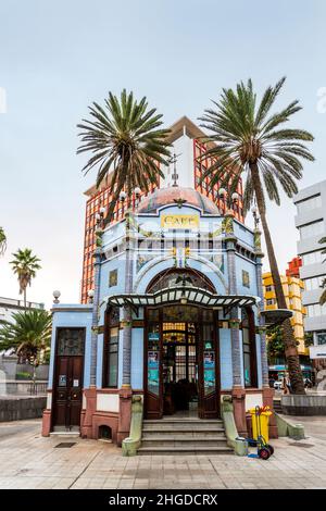 Las Palmas de Gran Canaria, Spanien - 3. Dezember 2021: Café im Secession-Stil im San Telmo Park in der Innenstadt von Triana Stockfoto