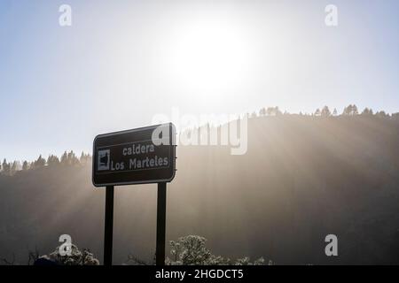 Das Schild Caldera Los Marteles bedeutet den Aussichtspunkt von Caldera Los Marteles, Gran Canaria, Kanarische Inseln, Spanien Stockfoto