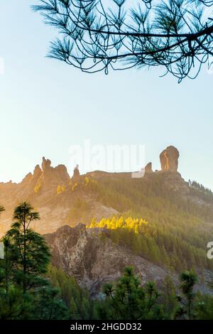 Schöne Landschaft des Berges Roque Nublo bei Sonnenuntergang, Gran Canaria, Kanarische Inseln, Spanien Stockfoto