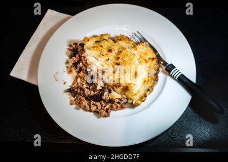 Ein Stück traditioneller Kartoffelkuchen oder Schäferkuchen mit Fleisch und Kartoffeln. Hausgemachter traditioneller Kuchen. Luftaufnahme. Stockfoto