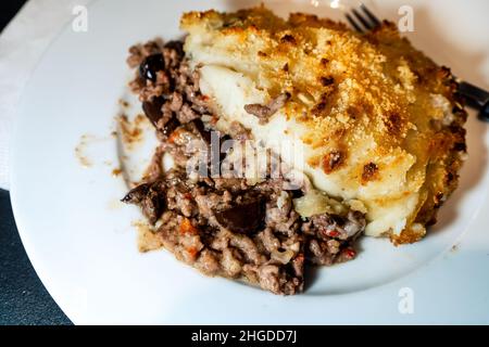 Ein Stück traditioneller Kartoffelkuchen oder Schäferkuchen mit Fleisch und Kartoffeln. Hausgemachter traditioneller Kuchen. Hohe Ansicht. Stockfoto